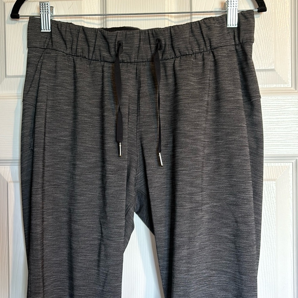 Lululemon women’s gray tapered leg athletic pants size 6